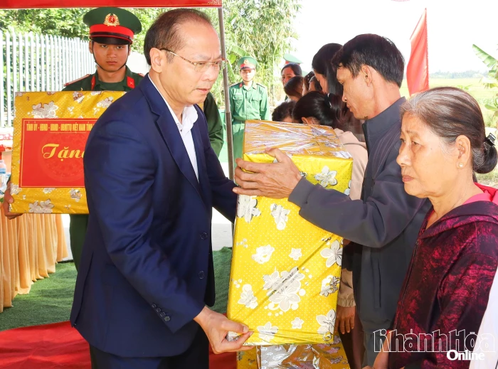 Ấm áp ngôi nhà quân dân