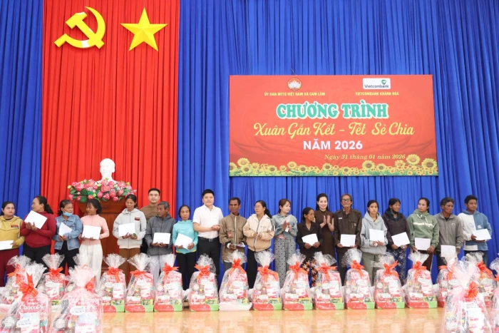 Tặng 260 phần quà Tết cho các hộ dân có hoàn cảnh khó khăn xã Cam Lâm