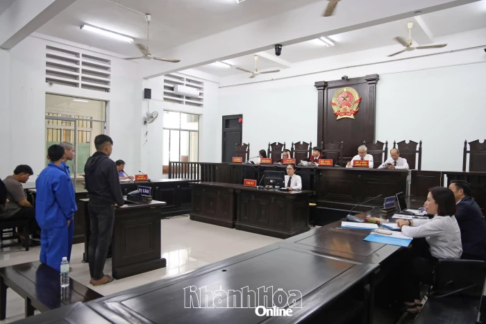 Đâm người, 3 thanh niên trẻ vào tù