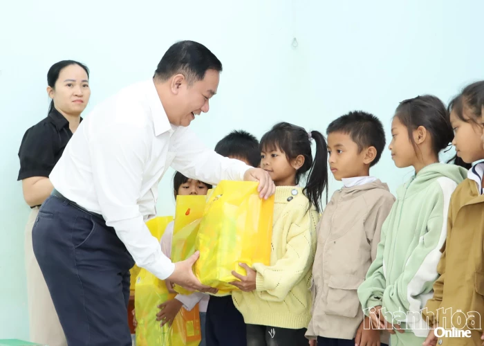 Trao quà Tết cho trẻ em có hoàn cảnh khó khăn ở xã Trung Khánh Vĩnh