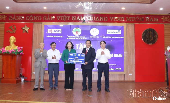 Hội Người cao tuổi Việt Nam trao 500 triệu đồng hỗ trợ người dân Khánh Hòa