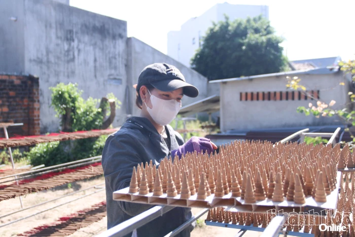 Làng trầm Vạn Thắng rộn ràng vụ Tết