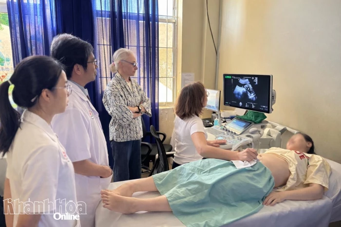 Đoàn chuyên gia Bệnh viện Nam Bretagne chuyển giao kỹ thuật cho Khoa Phụ sản, Bệnh viện Đa khoa Khánh Hòa