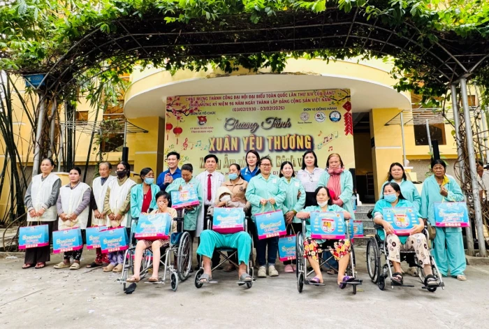 Chương trình "Xuân yêu thương - mang âm nhạc đến bệnh viện"