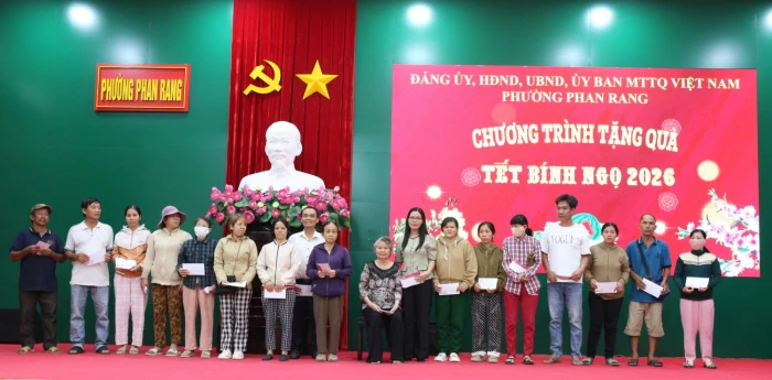 Phường Phan Rang: Tặng 200 suất quà Tết cho hộ nghèo, cận nghèo, có hoàn cảnh khó khăn
