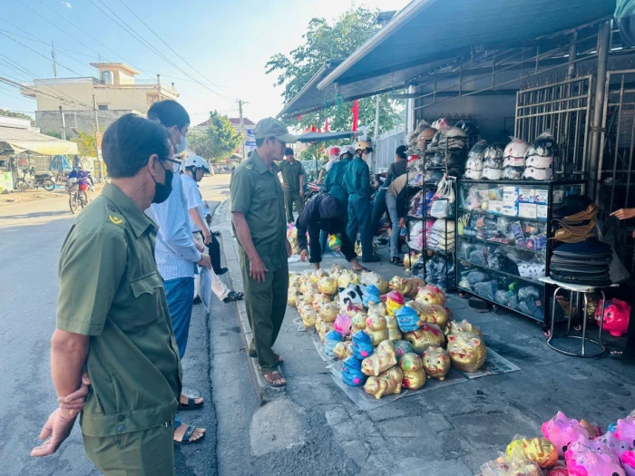 Xã Vạn Thắng ra quân kiểm tra, xử lý các trường hợp lấn chiếm lòng, lề đường để buôn bán