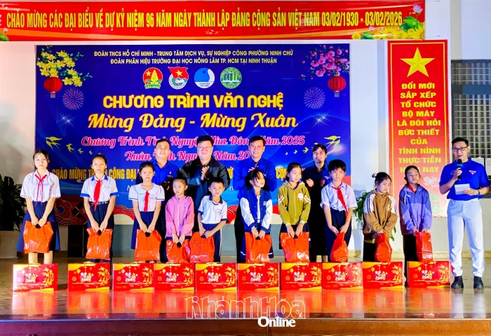 Đoàn phường Ninh Chử tổ chức văn nghệ mừng Đảng - mừng xuân và tặng quà Tết cho thiếu nhi