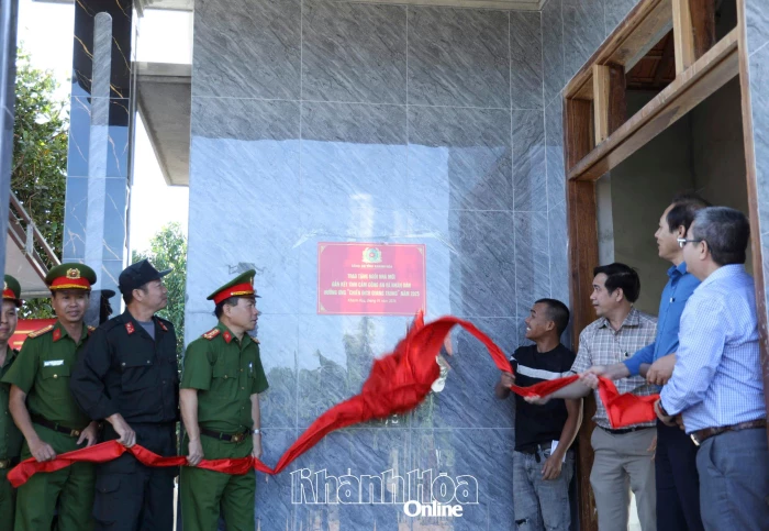 Công an tỉnh Khánh Hòa bàn giao nhà cho hộ dân bị sập do thiên tai tại xã Hòa Trí