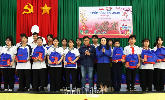 Trao 500 suất quà “Tết sẻ chia” cho học sinh có hoàn cảnh khó khăn