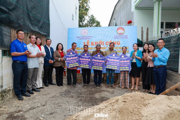 Công ty TNHH Nhà nước Một thành viên Yến sào Khánh Hòa hỗ trợ 350 triệu đồng sửa chữa nhà tình nghĩa