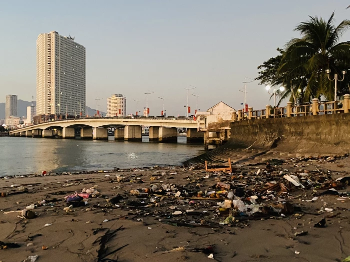 Rác ngập ngụa khu vực bãi biển Công viên cầu Trần Phú