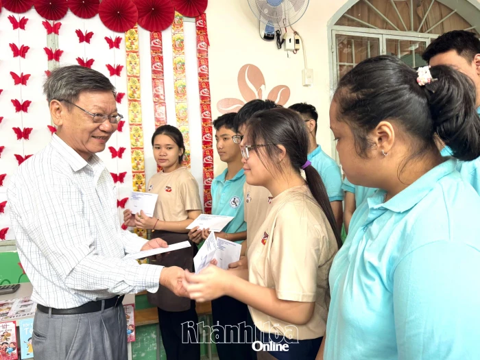 Trao tặng quà cho 15 học sinh khuyết tật