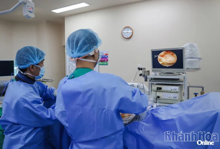 Bệnh viện Đa khoa Tâm Trí Nha Trang thực hiện thành công kỹ thuật nội soi cột sống hai cổng