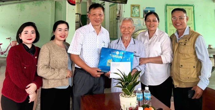 Phường Cam Linh thăm, tặng quà đảng viên từ 50 tuổi Đảng trở lên nhân dịp Tết Nguyên đán Bính Ngọ 2026