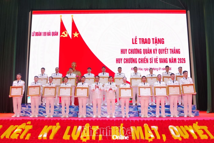 Lữ đoàn 189 trao tặng Huy chương Quân kỳ Quyết thắng, Huy chương Chiến sĩ vẻ vang cho quân nhân