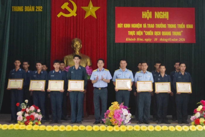Trung đoàn 292, Sư đoàn Phòng không 377 trao thưởng cho cán bộ, chiến sĩ tham gia “Chiến dịch Quang Trung”