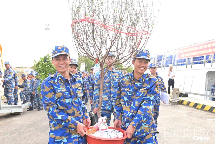 Quà Tết khởi hành đến Trường Sa