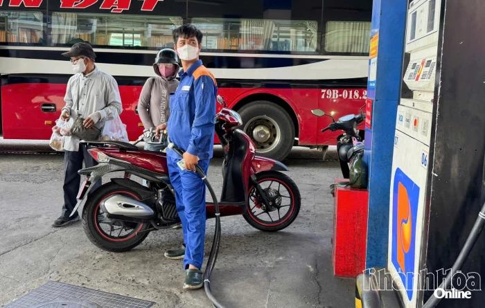 Giá xăng giảm, dầu tăng