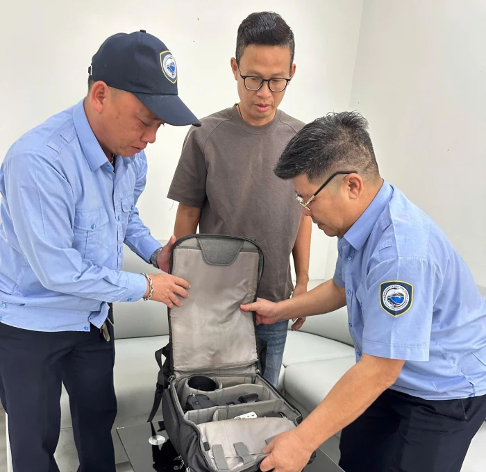 Nhân viên Bến tàu Du lịch Nha Trang trao lại tài sản trị giá 200 triệu đồng cho khách để quên