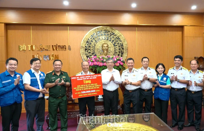 Đoàn công tác của TP. Hồ Chí Minh thăm, tặng quà, động viên quân, dân đặc khu Trường Sa