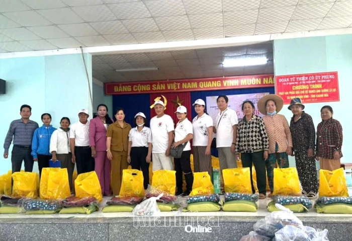 Trao 400 suất quà cho người dân xã Nam Khánh Vĩnh