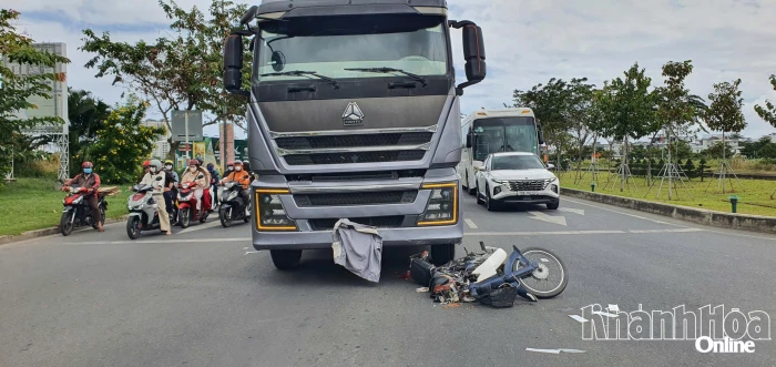 Một phụ nữ bị xe đầu kéo tông gãy chân trên đại lộ Võ Nguyên Giáp
