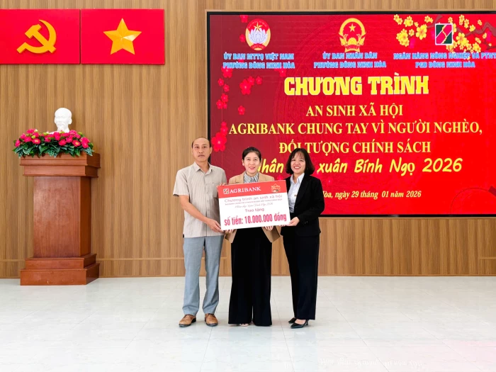 Phường Đông Ninh Hòa: Trao 20 suất quà Tết cho người nghèo và đối tượng chính sách