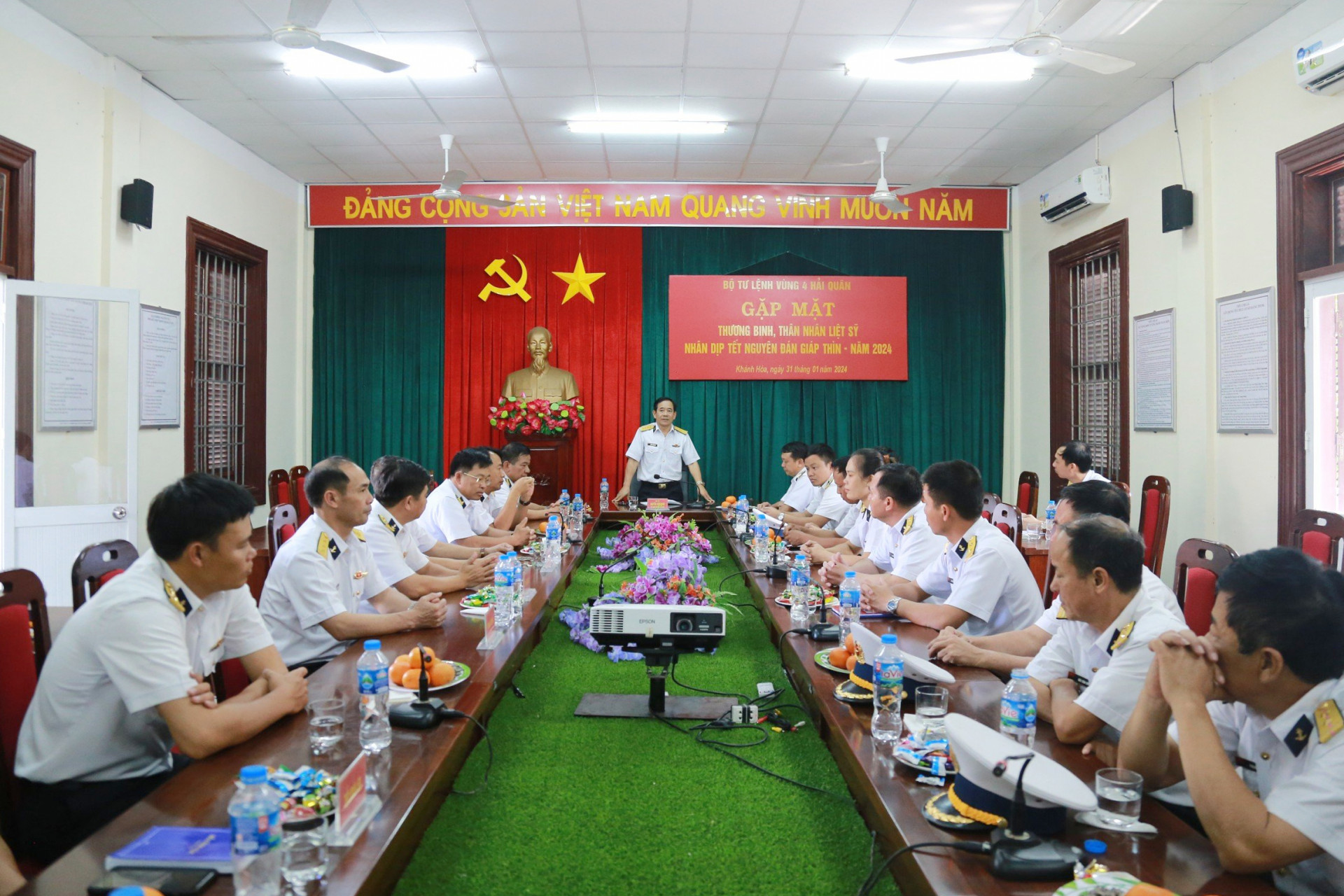 Phó Chính ủy Vùng 4 Hải quân gặp mặt các thương binh, thân nhân liệt sĩ nhân dịp Tết Nguyên đán Giáp Thìn 2024.