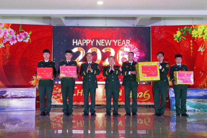 Lãnh đạo Trường Sĩ quan Thông tin thăm, chúc mừng các đơn vị trực Tết