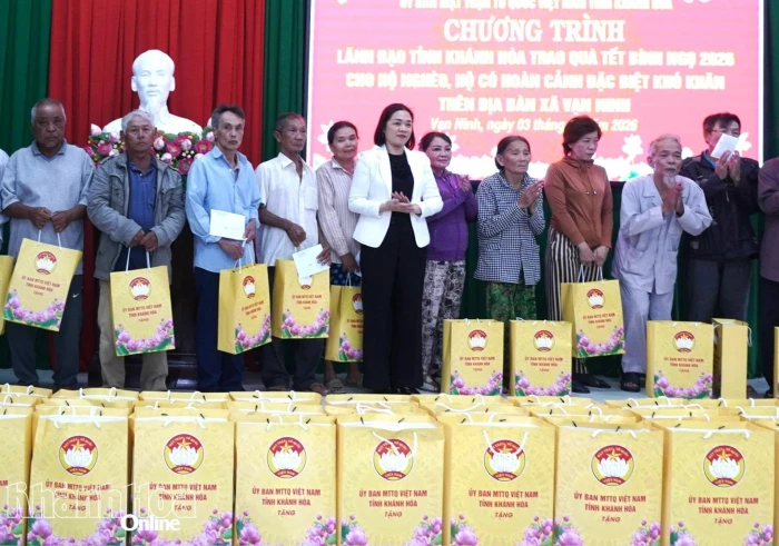 Phó Chủ tịch Thường trực Ủy ban MTTQ Việt Nam tỉnh Khánh Hòa Trần Thu Mai trao quà Tết cho người dân xã Vạn Ninh