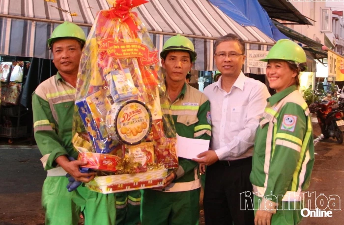 Những người làm việc xuyên Tết