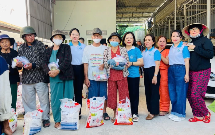 Trao 400 suất quà Tết cho người dân có hoàn cảnh khó khăn ở phường Bắc Cam Ranh