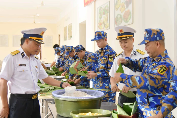 Lữ đoàn 955 tổ chức hội thi gói bánh chưng mừng xuân Bính Ngọ 2026