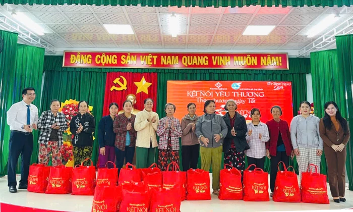 Trao quà Tết cho 25 phụ nữ khó khăn ở xã Đại Lãnh