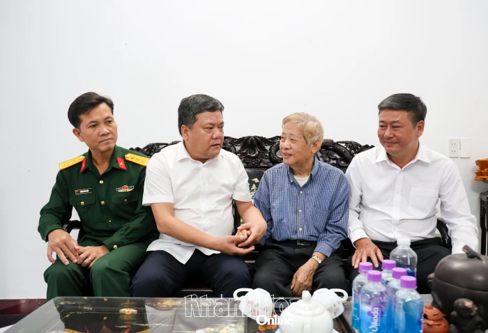 Chủ tịch UBND tỉnh Khánh Hòa Trần Phong thăm, chúc Tết gia đình các đồng chí nguyên lãnh đạo tỉnh đã từ trần