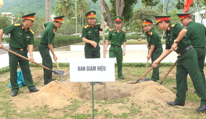 Trường Sĩ quan Thông tin hưởng ứng “Tết trồng cây đời đời nhớ ơn Bác Hồ”