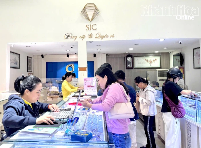 Thị trường vàng ngày vía Thần Tài: Người dân mua sớm, chuộng giá trị nhỏ