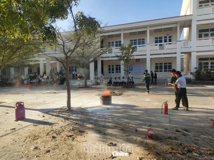 Tuyên truyền phòng cháy, chữa cháy cho hơn 700 học sinh