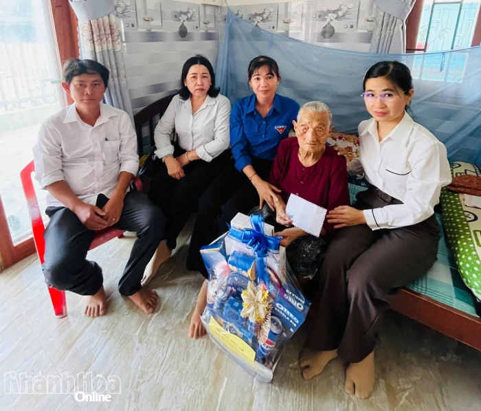 Đoàn xã Ninh Hải thăm, tặng quà Bà mẹ Việt Nam anh hùng nhân dịp xuân Bính Ngọ 2026