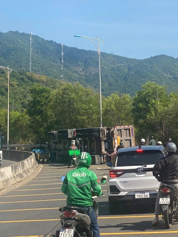 Xe tải lật gây tắc nghẽn giao thông tại đèo Cù Hin