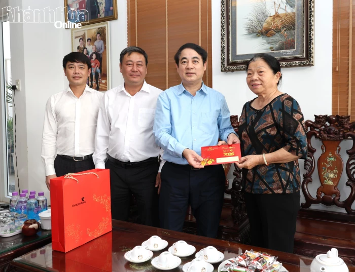 Bí thư Tỉnh ủy Nghiêm Xuân Thành thăm, chúc Tết gia đình các đồng chí nguyên Bí thư Tỉnh ủy đã từ trần