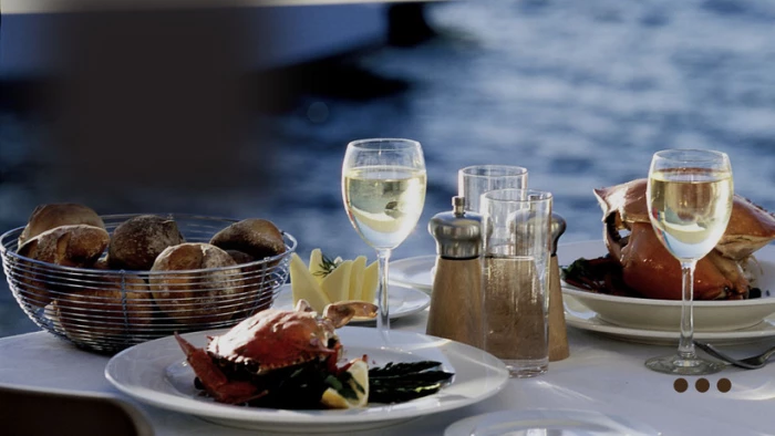 Chuyên gia chỉ cách ăn uống để làm chậm hấp thu rượu