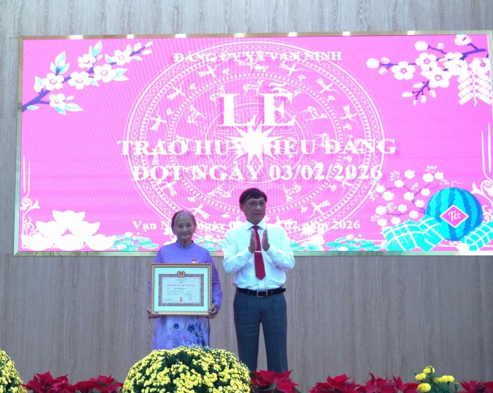 Xã Vạn Ninh kỷ niệm 96 năm Ngày thành lập Đảng và trao Huy hiệu Đảng cho 2 đảng viên