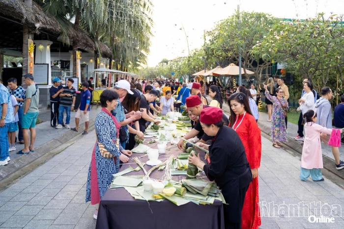 Ngày hội “Nấu bánh tét - Trở về Tết xưa” tại Champa Island Nha Trang