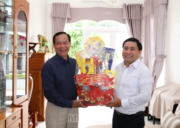 Đồng chí Lâm Đông - Phó Bí thư Tỉnh ủy, Chủ tịch HĐND tỉnh Khánh Hòa chúc Tết gia đình các đồng chí nguyên lãnh đạo, cán bộ chủ chốt của tỉnh qua các thời kỳ