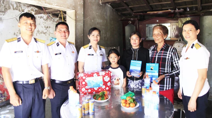 Lữ đoàn 162 thăm, tặng quà Tết cho con ngư dân nhận đỡ đầu