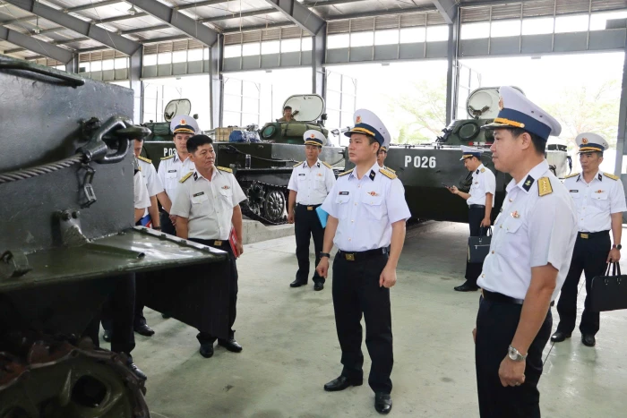 Vùng 4 Hải quân kiểm tra công tác hậu cần - kỹ thuật và chuẩn bị Tết tại Lữ đoàn 101