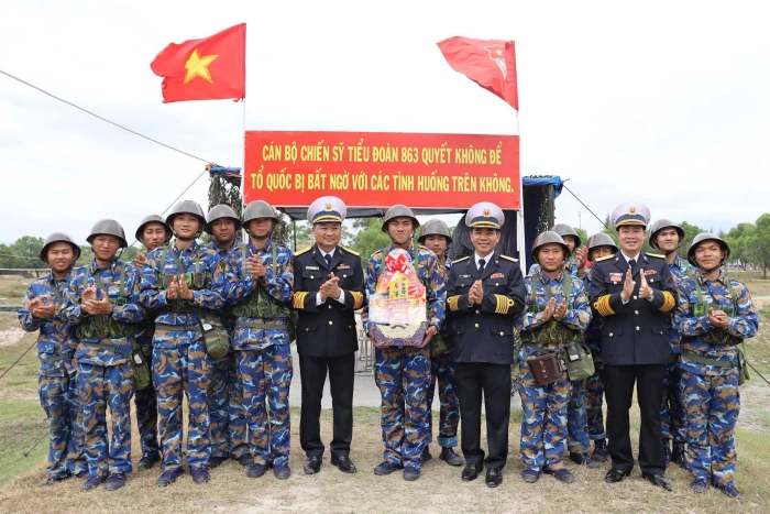 Chính ủy Vùng 4 Hải quân thăm, chúc Tết cán bộ, chiến sĩ Lữ đoàn 101