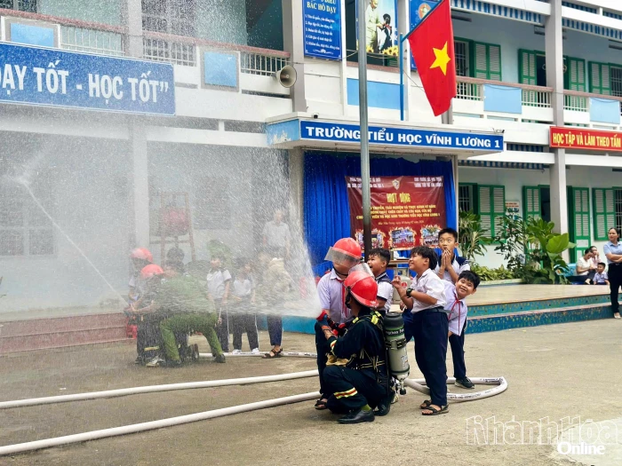 Gần 700 giáo viên, học sinh được trải nghiệm kỹ năng phòng cháy, chữa cháy
