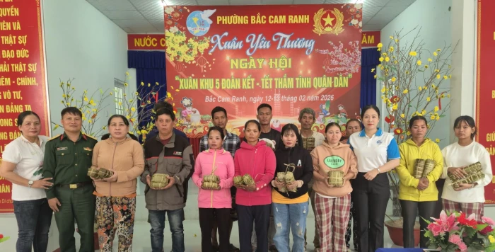 Phường Bắc Cam Ranh tặng 5 suất quà Tết và 100 cặp bánh chưng, bánh tét cho hộ khó khăn